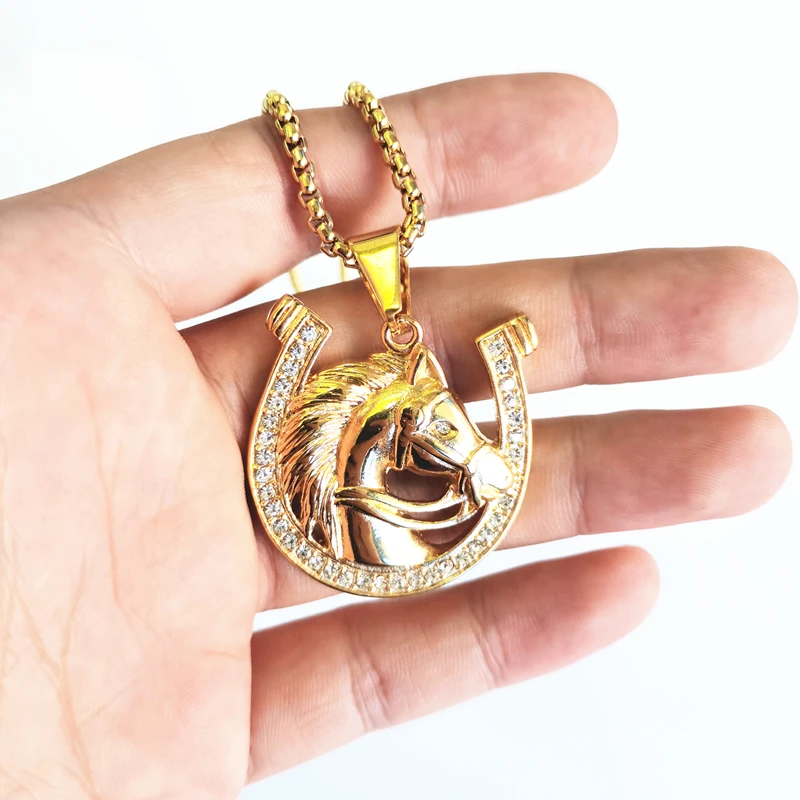 Csípő Fél lábon ugrál Lókereskedő Bunkó lova fejét medálok necklaces számára women/men Arany színben Rozsdaálló Acél Lópatkó Jeges Bukott bling ékszer