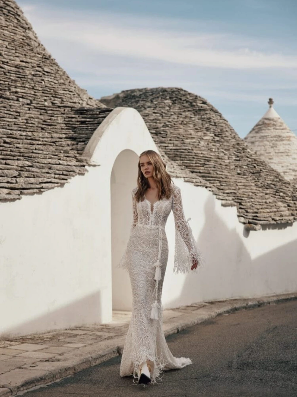 Abito da sposa moda pizzo bohemien 2025 Abito con applicazioni a sirena per la sposa Abito da sposa con nappa con scollo a V da spiaggia personalizzato da donna