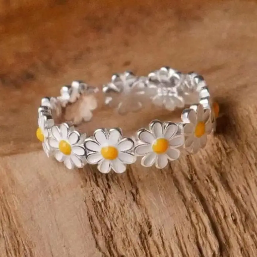 A fresh and sweet little daisy and white flower ring, a New Year’s birthday gift for a good friend