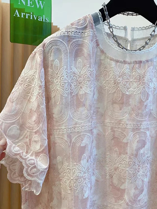 تي شيرت نسائي أنيق بأكمام قصيرة مطرز بالدانتيل، تصميم فضفاض للصيف بنمط كوري مع نقش زهور ورقبة مستديرة