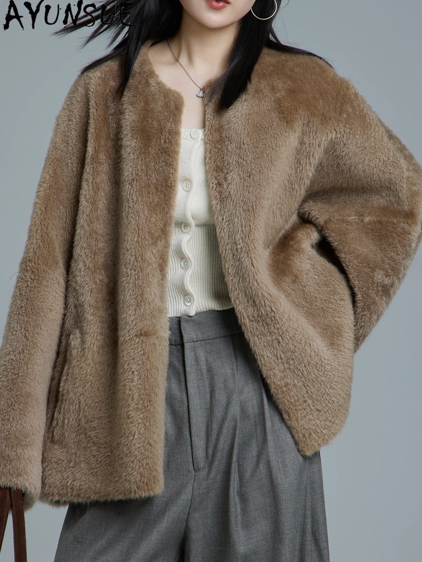 เสื้อแจ็คเก็ตหนังแท้ AYUNSUE สำหรับผู้หญิง เสื้อโค้ทขนแกะเมอริโน ขนสัตว์แท้ธรรมชาติ เสื้อโค้ทขนสัตว์อุ่นๆ สำหรับฤดูหนาว ผู้หญิง 2025