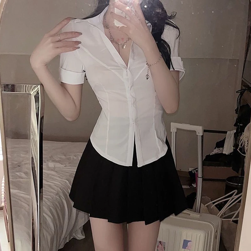 

2025 белые рубашки для женщин, облегающая укороченная блузка с короткими рукавами в корейском стиле, женская студенческая рубашка с отложным воротником в консервативном стиле