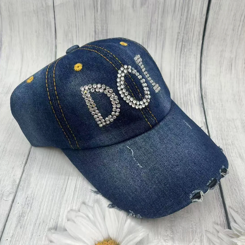 قبعة هدية رائعة بأحرف يونانية من حجر الراين الأبيض DOI