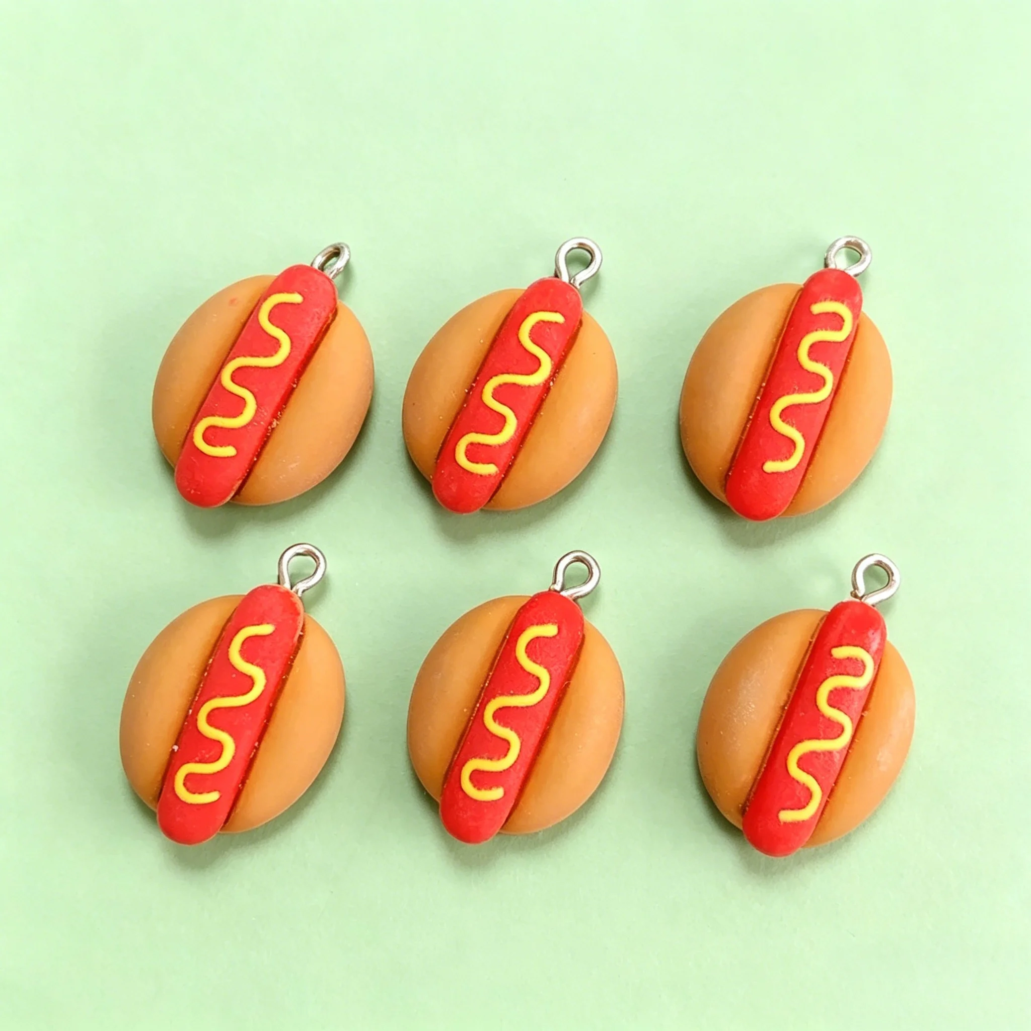10 piezas de dijes de resina Kawaii con forma de hot dog, lindos mini colgantes de comida para pendientes y llaveros DIY