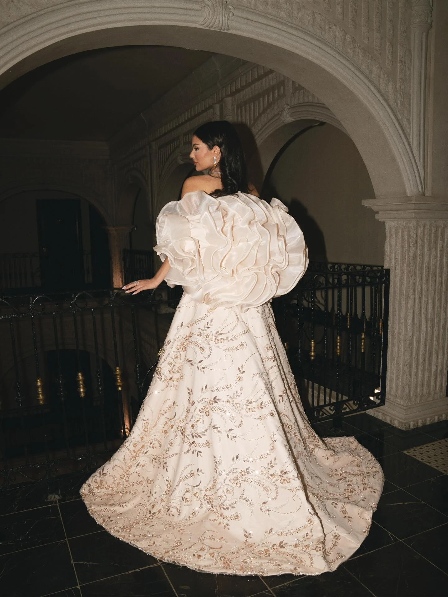 Mangas abullonadas de color marfil de lujo para vestido de novia, vestido Formal, capa con volantes hecha a mano, abrigo superpuesto Extra esponjoso, chal de moda para mujer 2026