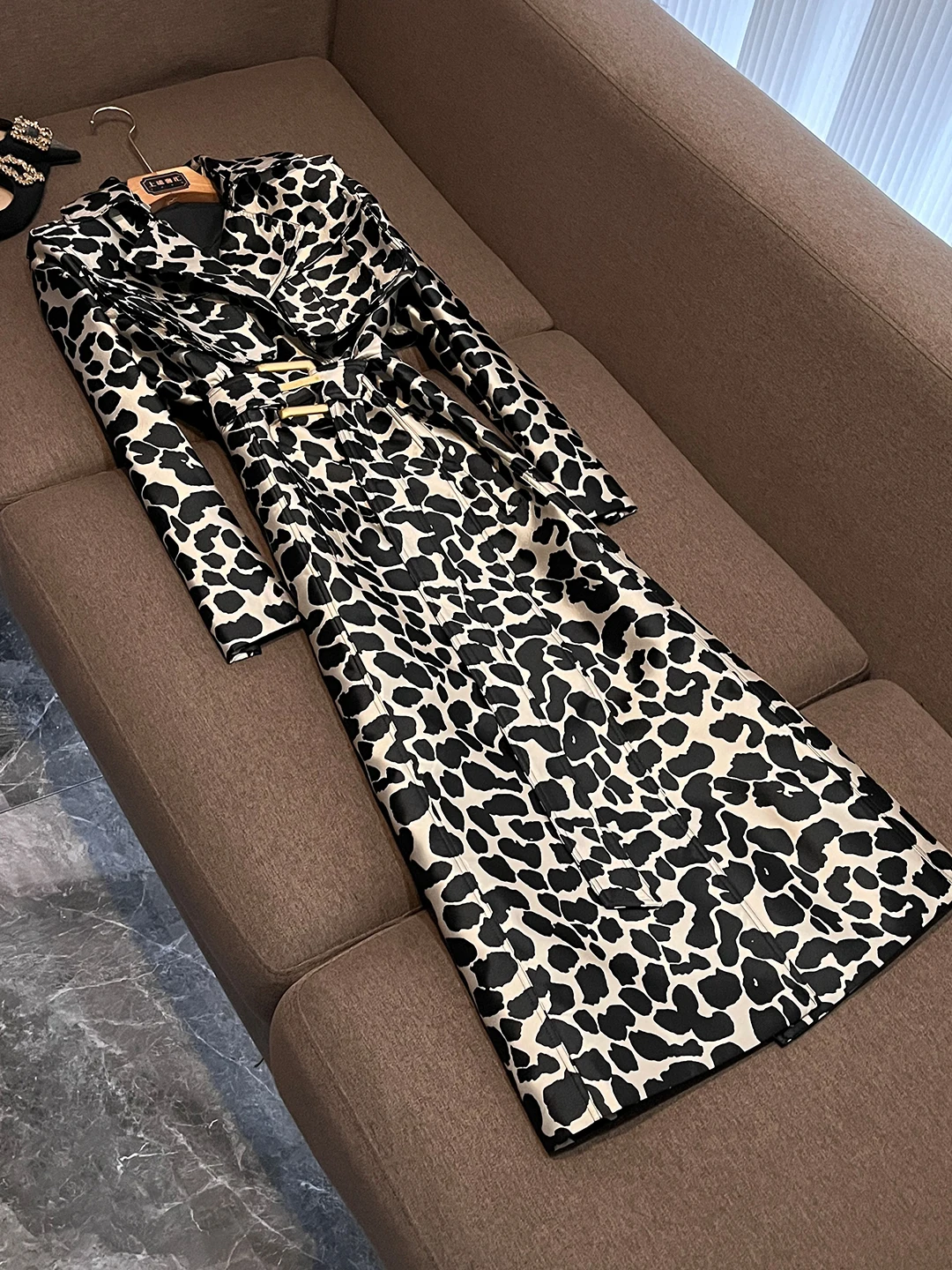 

Faionable Briti Sle Long Coat with Belt And Leopard Print Embroidery 2025 Winter New Arrival Women's Leather Jaet