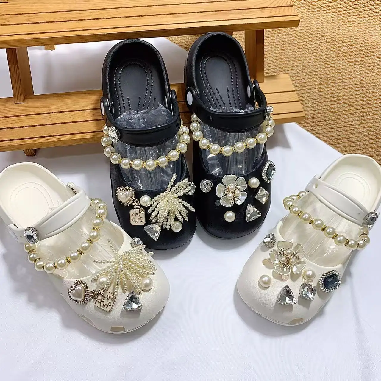 chinelos-de-verao-femininos-modernos-e-ideais-para-uso-ao-ar-livre-com-design-de-biqueira-fechada-aplicacoes-de-perolas-e-strass-estilo-mary-jane-e-detalhes-de-corrente-de-perolas-inspirados-no-estilo-de-bailarinas