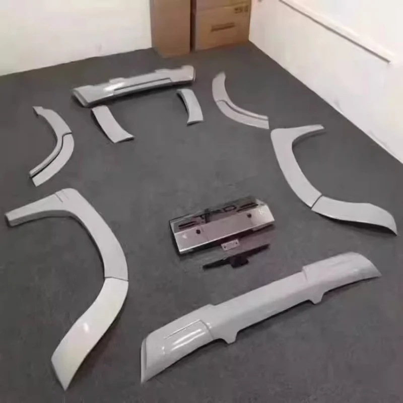 

Для Toyota Land Cruiser LC200 16-19: Модифицированный комплект обвеса (передний и задний бамперы, защитные накладки, расширители колесных арок)