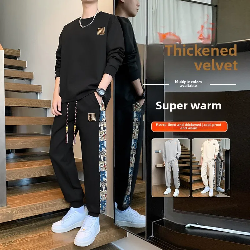 

Мужской спортивный костюм из двух предметов: длинные брюки с толстым флисом и толстовка с капюшоном на шерстяной подкладке больших размеров.