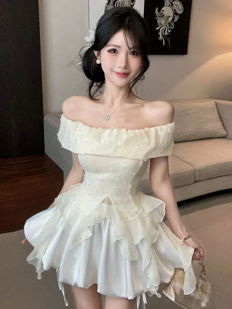 

Модный комплект из двух предметов: топ с открытыми плечами и объемными цветами + короткая юбка А-силуэта с цветочными бутонами, женский, лето 2026, новинка