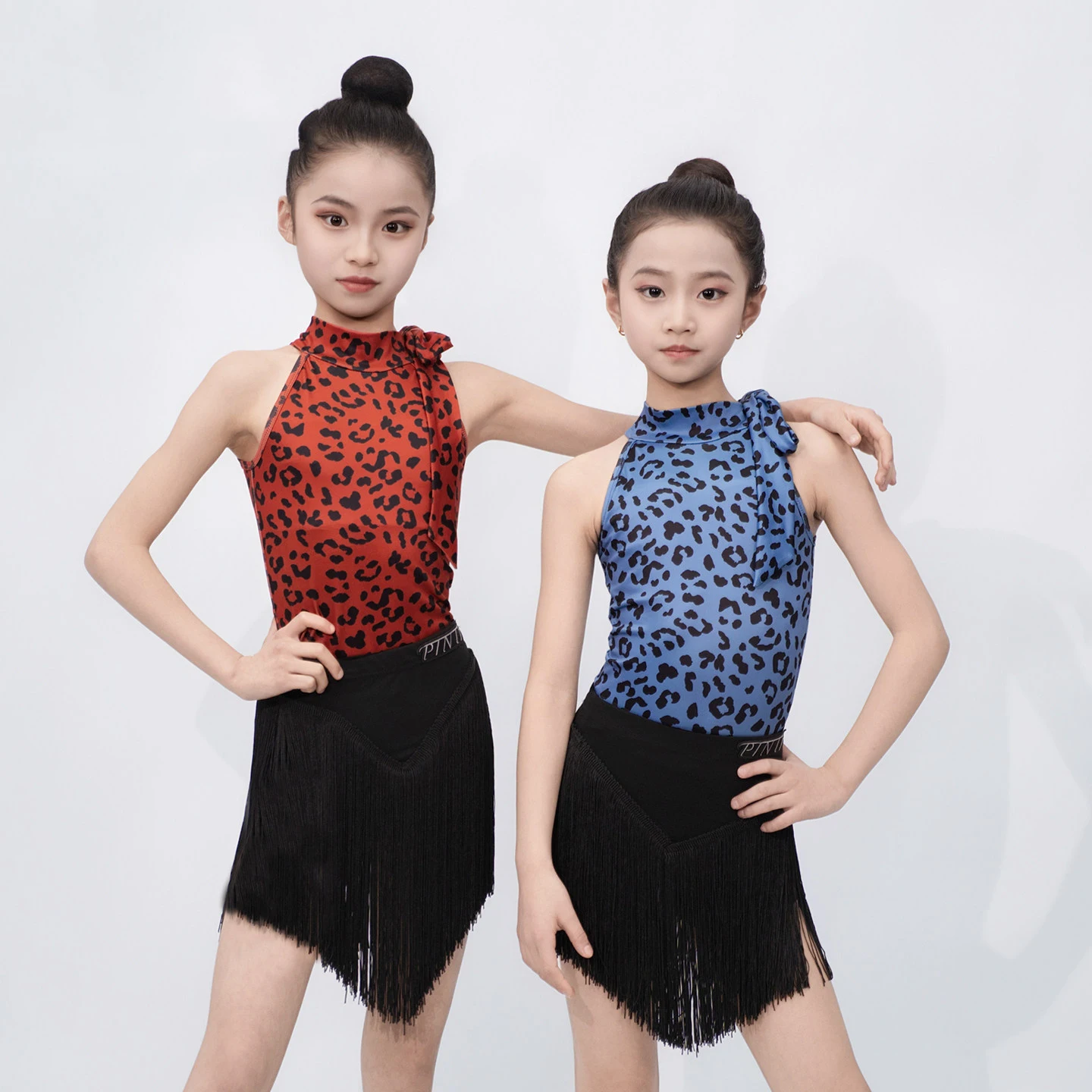 

Новые костюмы для выступлений в латиноамериканских танцах 2026 года для девочек: топ-халтер и юбка с бахромой, комплект для детей, одежда для сценических выступлений в латиноамериканских танцах ча-ча-ча XH4450