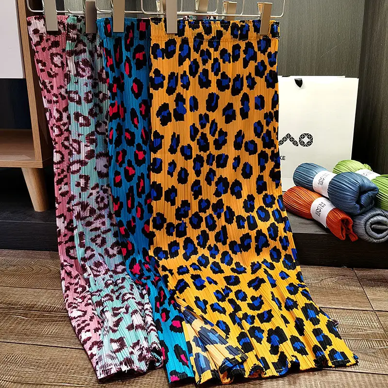 

Pleated printed half skirt with elastic waist and pleated buttocks for a slim and versatile look