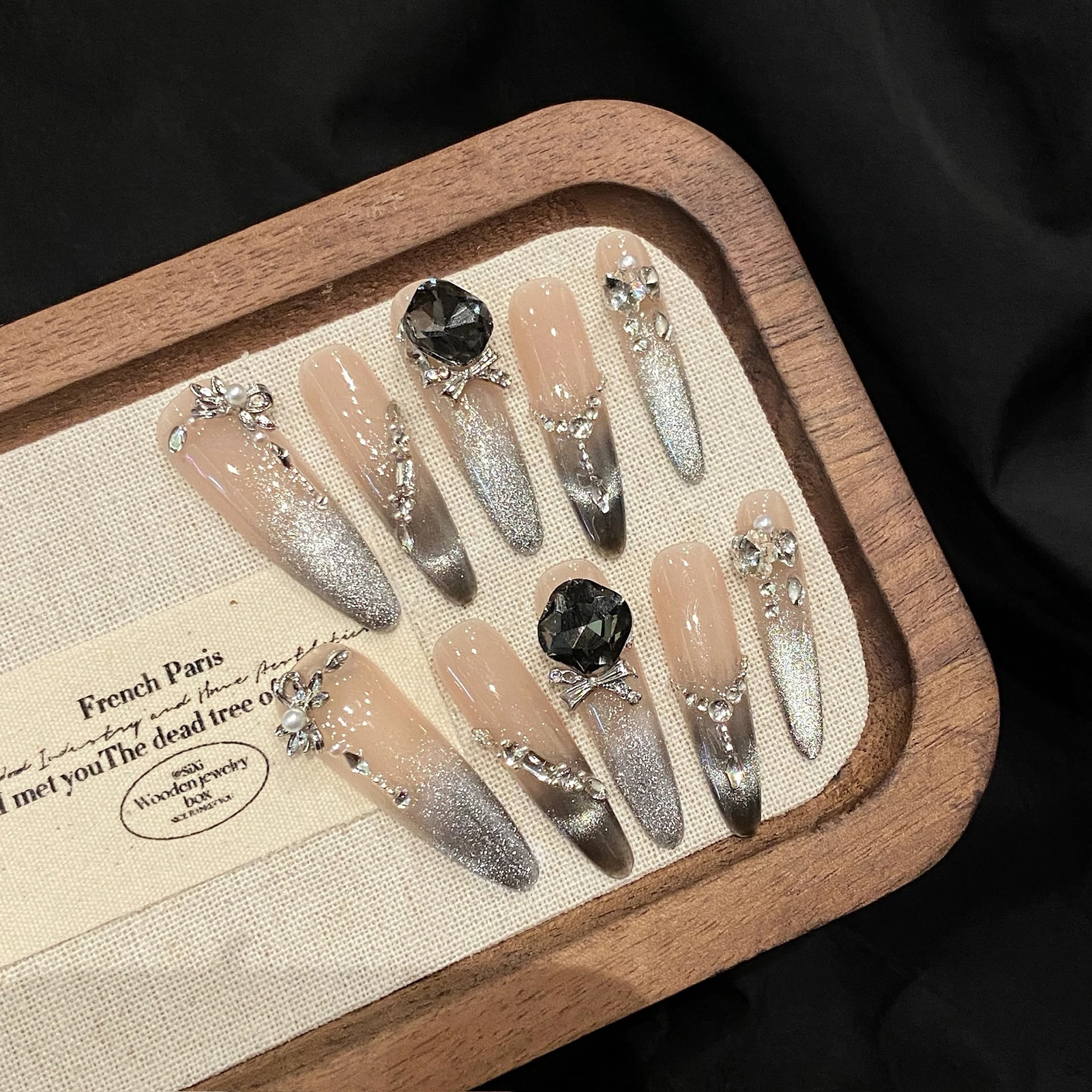 Metaliczne, bardzo długie sztuczne paznokcie Almong z diamentami, ręcznie robione paznokcie dociskane, efekt kociego oka, czarny gradient, noszone końcówki paznokci w kształcie migdała.