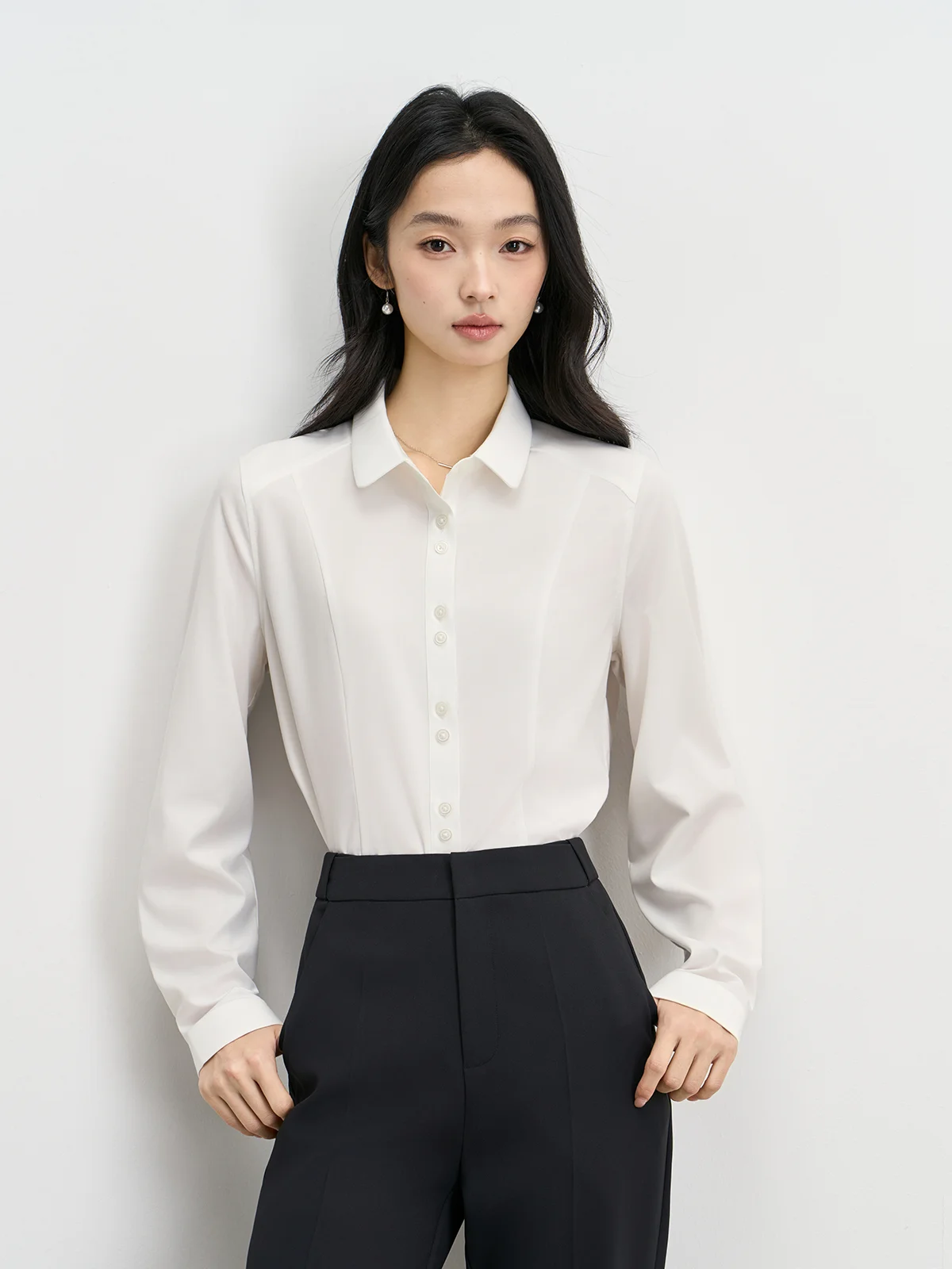 

Рубашка Miss Bird White Cool Sensation: женская летняя формальная блузка с открытыми плечами, приталенная, для собеседований и повседневной носки