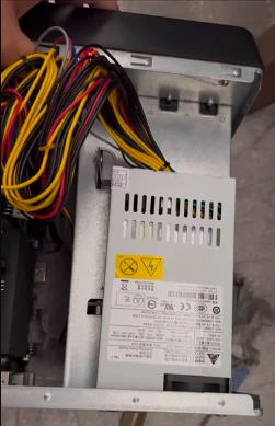 ​ ​ Маленький блок питания 1U — активный PFC мощностью 400 Вт (DPS-400AB-17B) для универсального мини-шасси ​