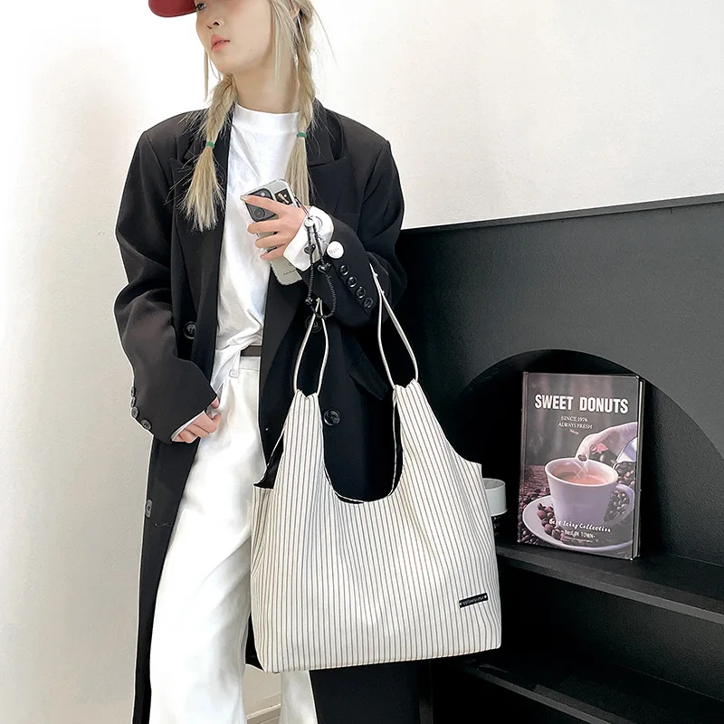 

Fashion design 2025 trend large capacity solid color tote bag for women summer straw loom commuting retro style shoulder bag