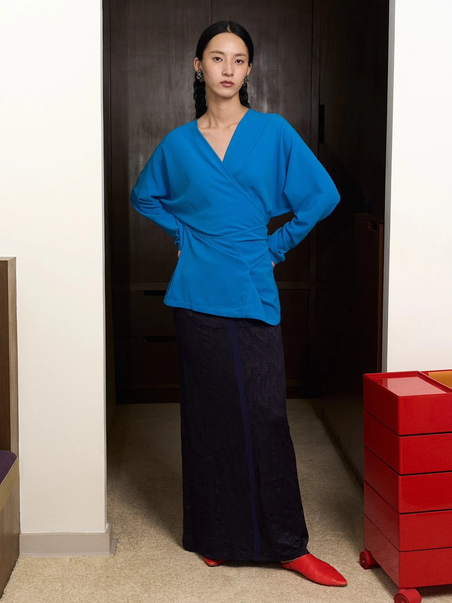 

Женская футболка ENK с V-образным вырезом, длинными рукавами-«летучая мышь» и поясом, в двух цветах, повседневная, стандартной длины