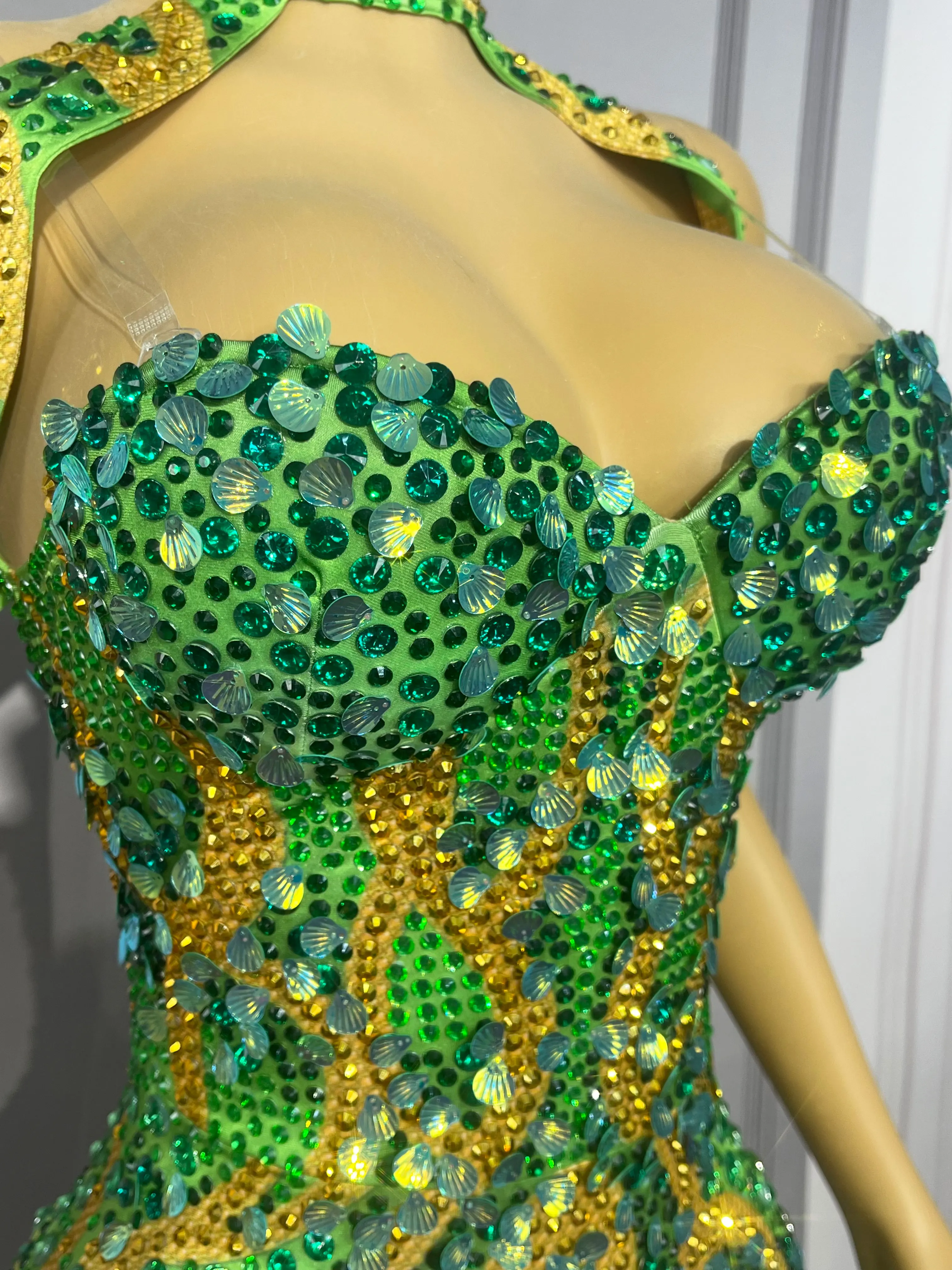 Luxurious High-end Twinkling Green Rhinestones Trim fit Cape collar Elegant Dress Evening Prom Gowns Red carpet Show Stage Wear