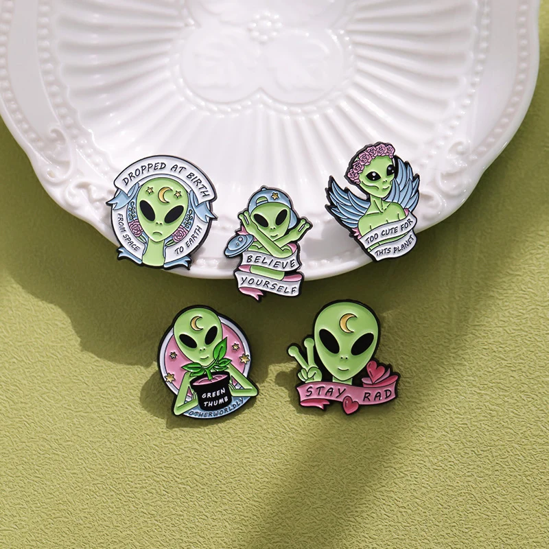 Basin Pick Spaceship Toilet Alien Space Cat Green Alien Metal Badge Punk Lapel Brooch Jewelry Creative Alien Enamel Pin Wreath