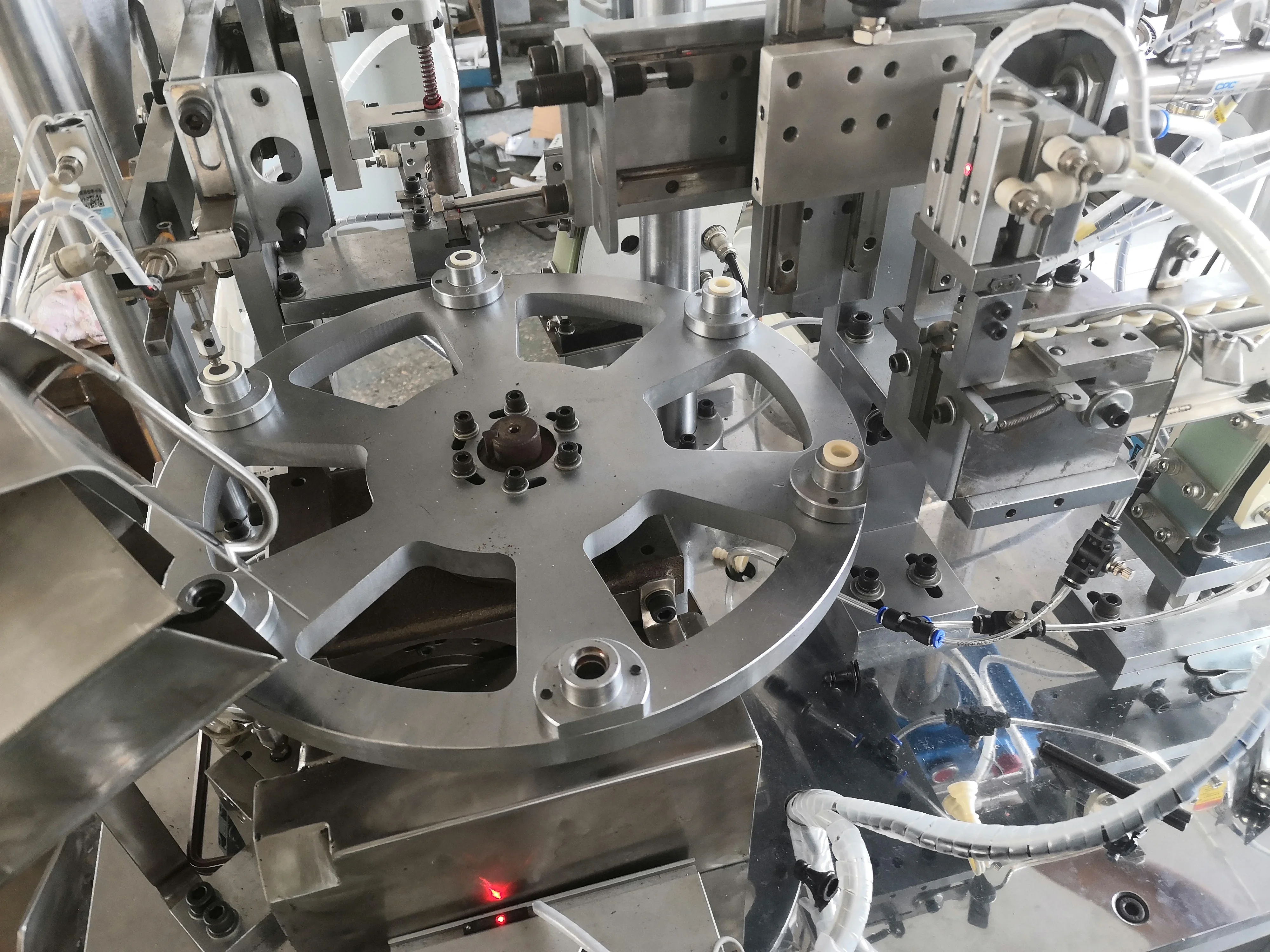 Mesin pembuat rakitan catur