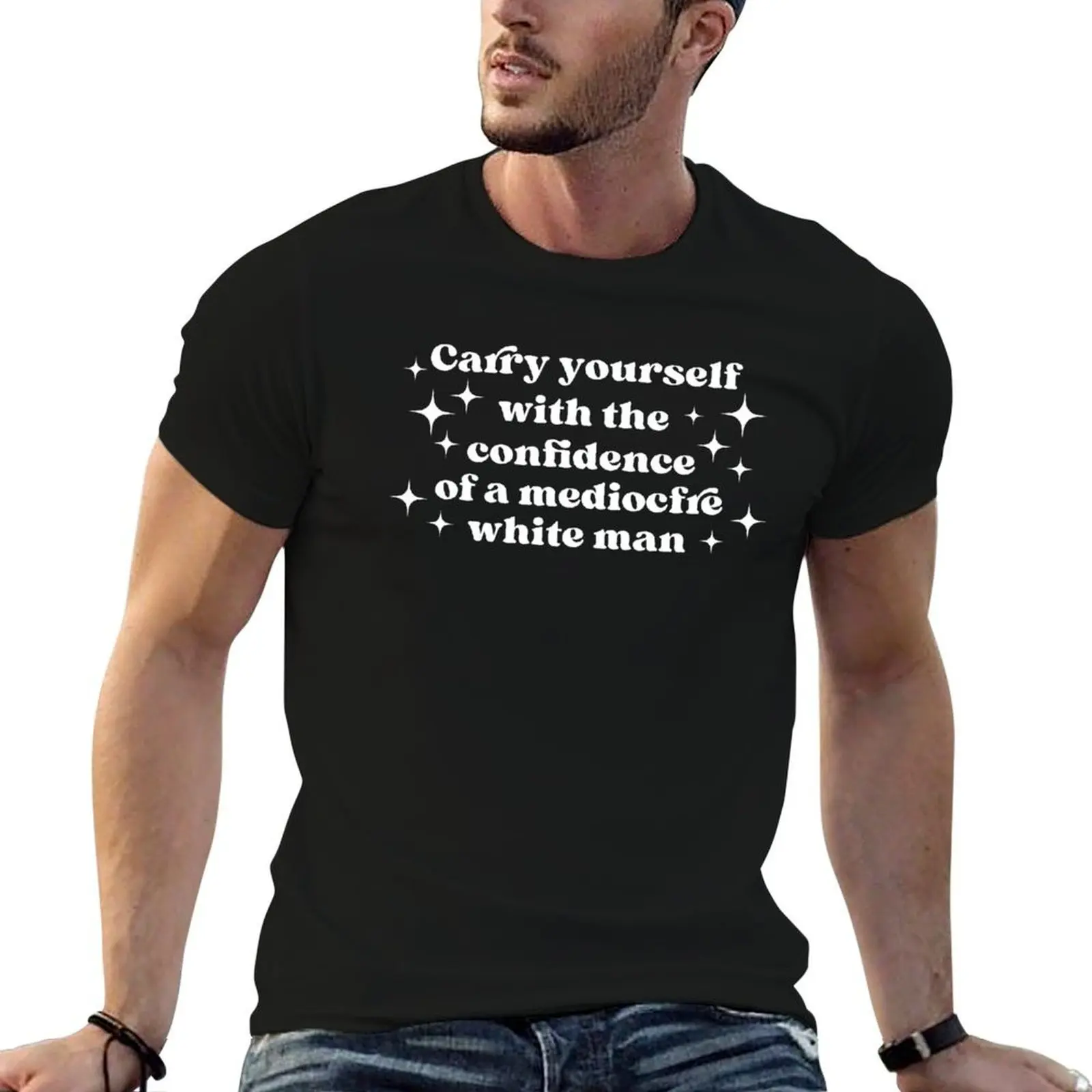 Portez avec fierté le t-shirt « Carry Yourself With The Confidence Of A Mediocre White Man », un haut décontracté à manches courtes pour Noël.