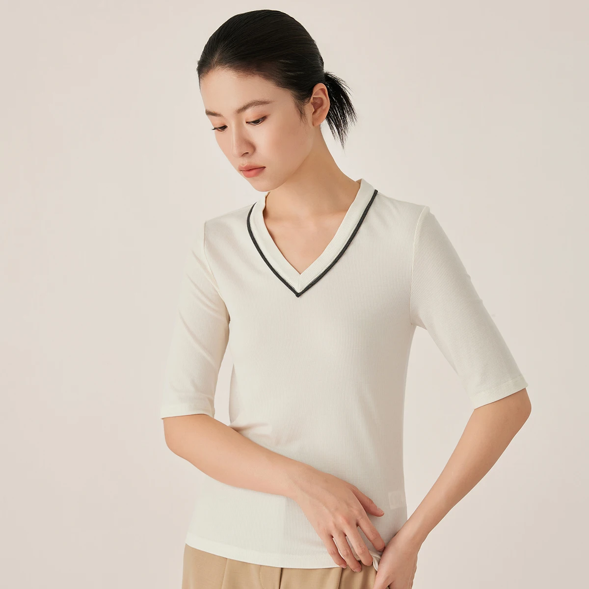 KL7523408 Maglieria da donna con scollo a V in morbido misto lana stile designer T-shirt a maniche corte a costine slim fit
