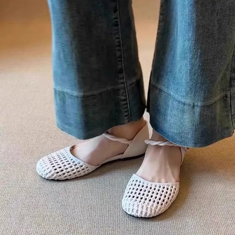 المنسوجة يدويا نمط حقيقية جولة تو كعب منخفض الظهر جوفاء الدانتيل متابعة الصنادل بلون كعب سميك أحذية نسائية أنيقة