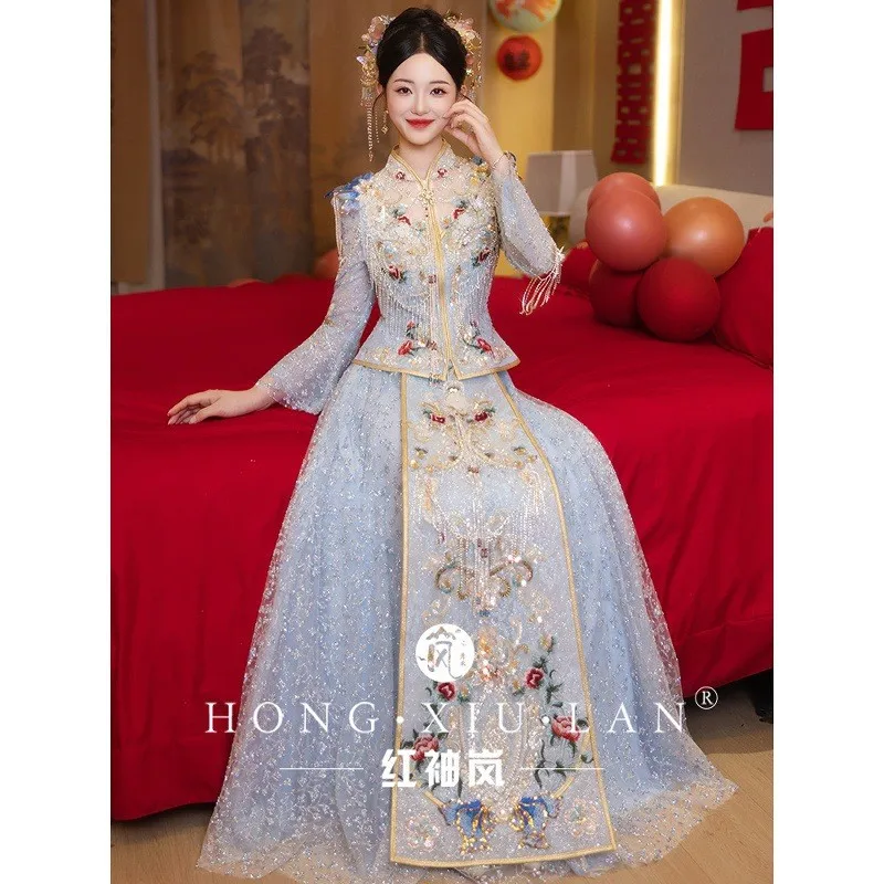 

The new luxurious dress with a large skirt hem is grand for Chinese brides wedding toasting and women