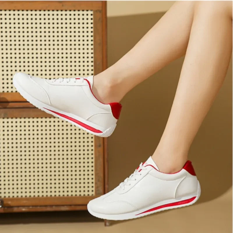 2025 秋の新スタイルカジュアルでファッショナブルな女性のローカット高見えシンプルで快適な女性のレースアップスニーカー