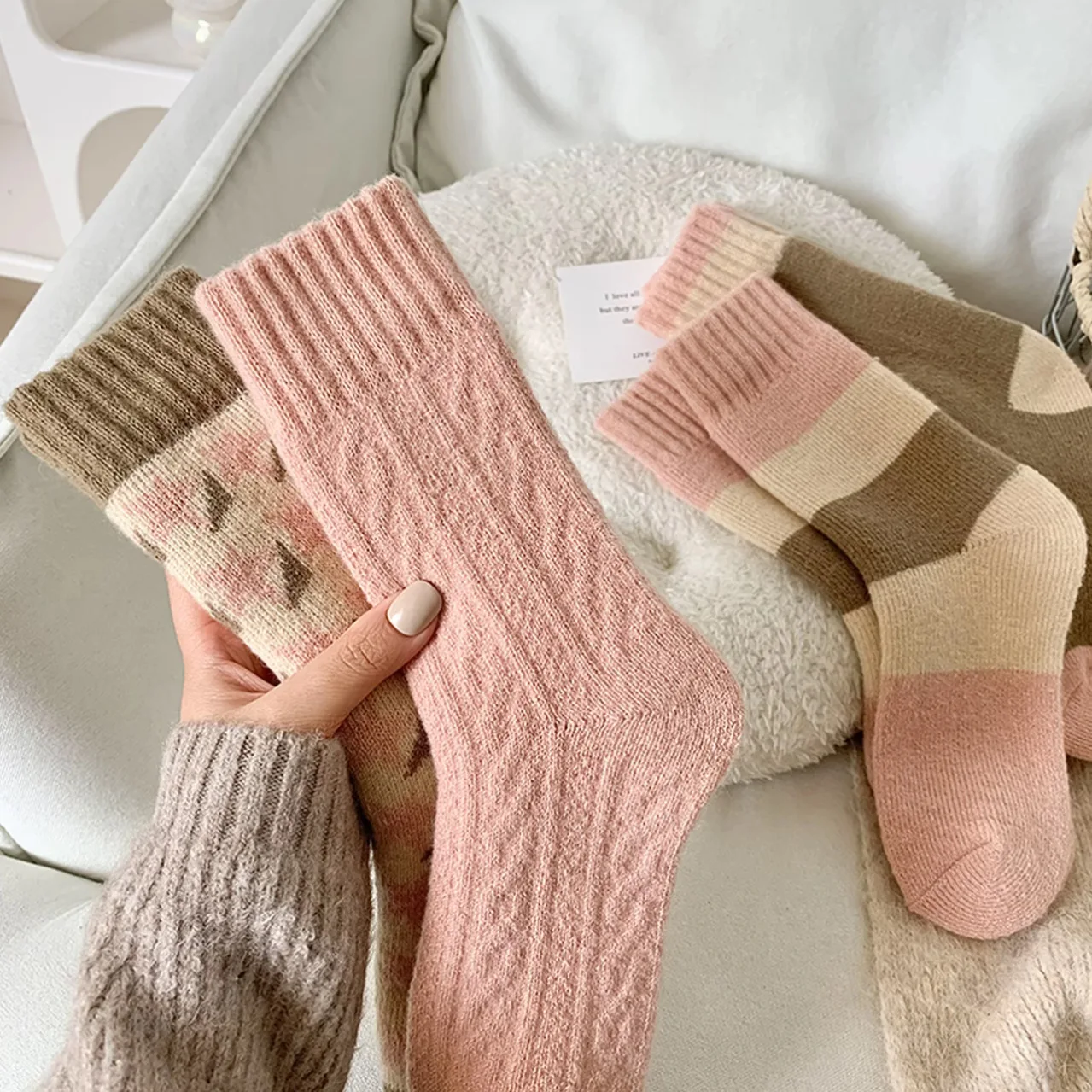 

4pcs Korean Aesthetic Winter Plush Socks with Fleece Lining, Mid-Calf Warm & Soft Ins Fashion for Women