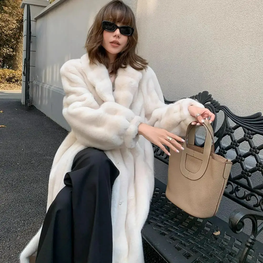 Nieuwe Winter 3D Embossing Strepen Faux Nertsen Bontjas CHIC Vrouwen Revers Kraag Bedekt Knop Lange Mouw Losse Midi Bovenkleding Melkachtig