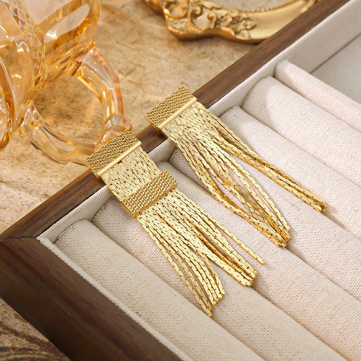 

Пригородные серьги с кисточками на цепочке, стильные уникальные нишевые легкие роскошные универсальные высококачественные европейские и американские серьги для женщин