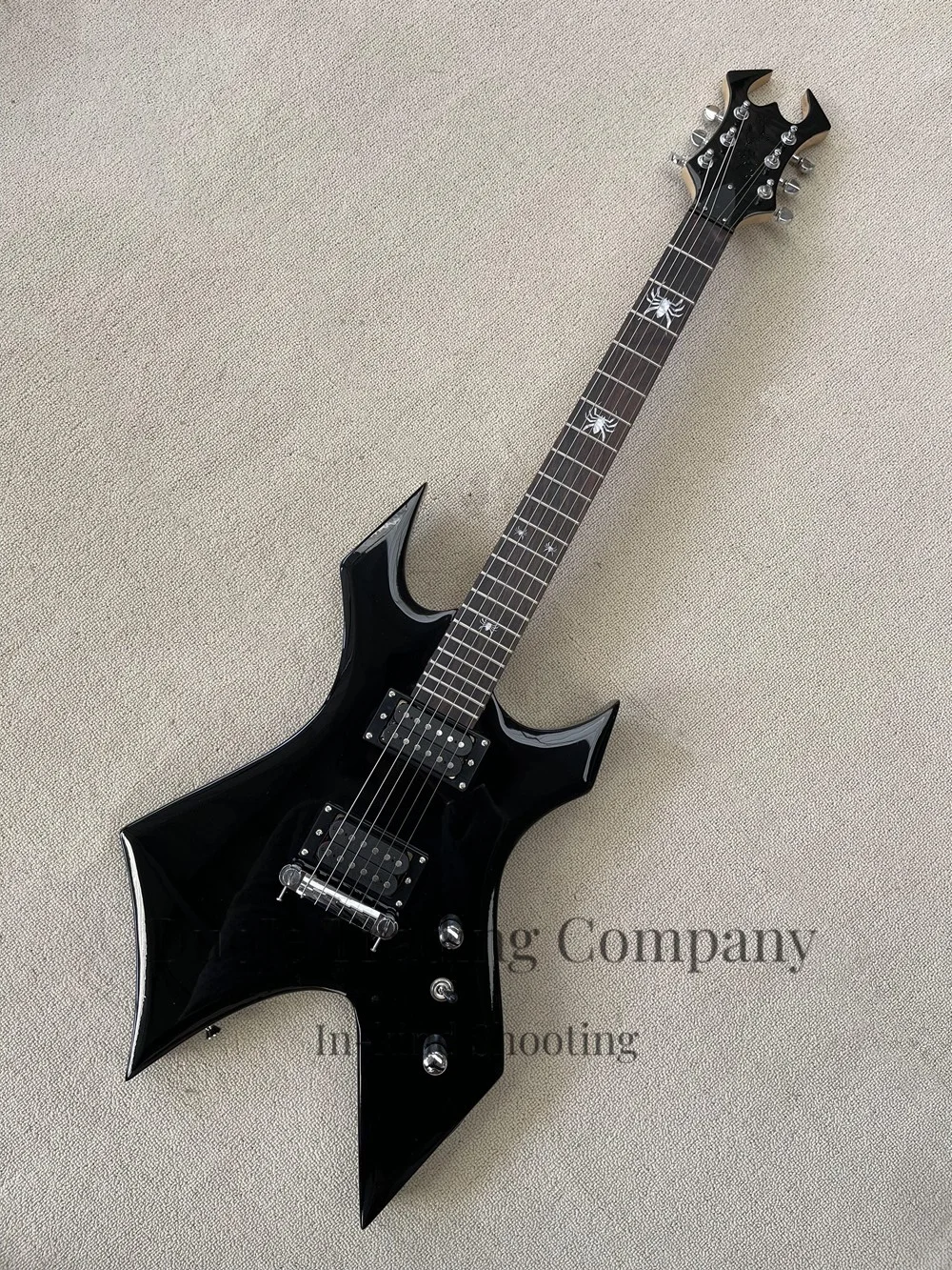 

Черная гитара, фиксированный бридж, корпус из цельного дерева, гриф из палисандра с инкрустацией в виде паука, звукосниматели HH, хромированная фурнитура, возможность индивидуальной настройки.
