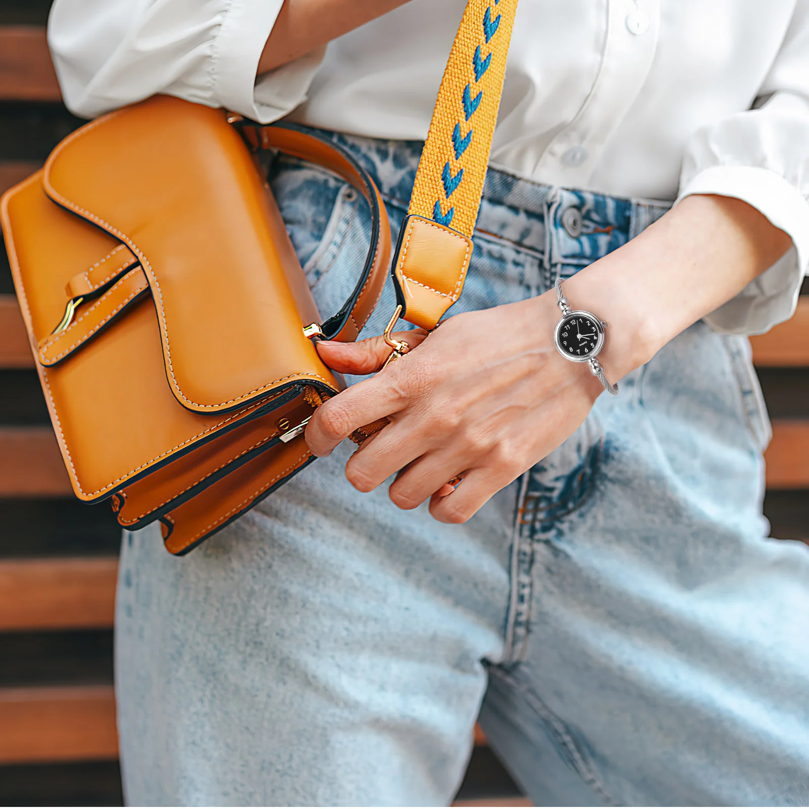 ساعة كوارتز رقمية للنساء باللون الأسود، ساعة يد أنيقة بسوار للارتداء اليومي، هدية أنيقة مقاومة للماء