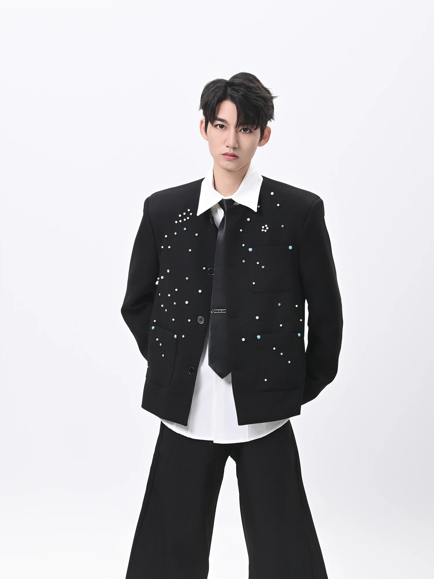 Men's Solid Color Chic Short Blazers Men's High-end Pearl Diamond Decoration Bead Design Collarless Shoulder Padded Suit Jackets