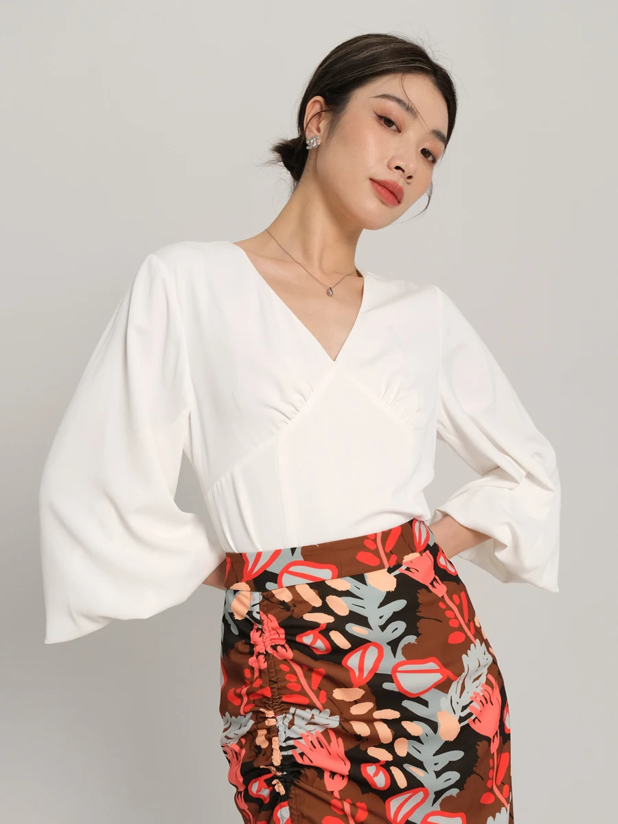 

Женская блузка Mulan 2023, весенняя новинка, с V-образным вырезом, рукавами-фонариками, длинными рукавами, S368, простой повседневный стиль, однотонная, приталенная, из полиэстера.