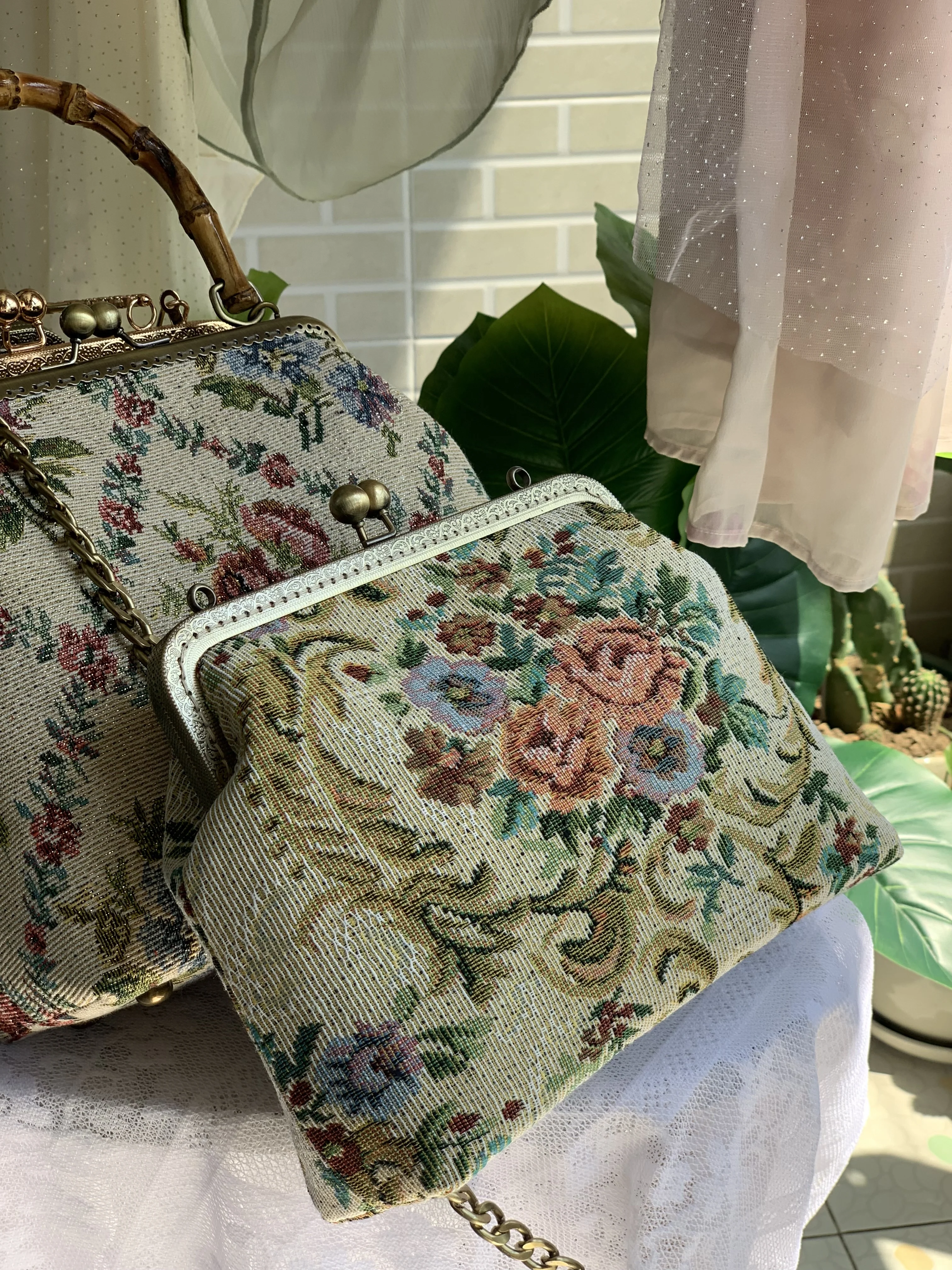 Lost in Vinatge Floral Tapestry Purse con cinturino a catena lunga in resina Gold-tone Metal Frame Kiss Lock borsa da sera pochette Versatile