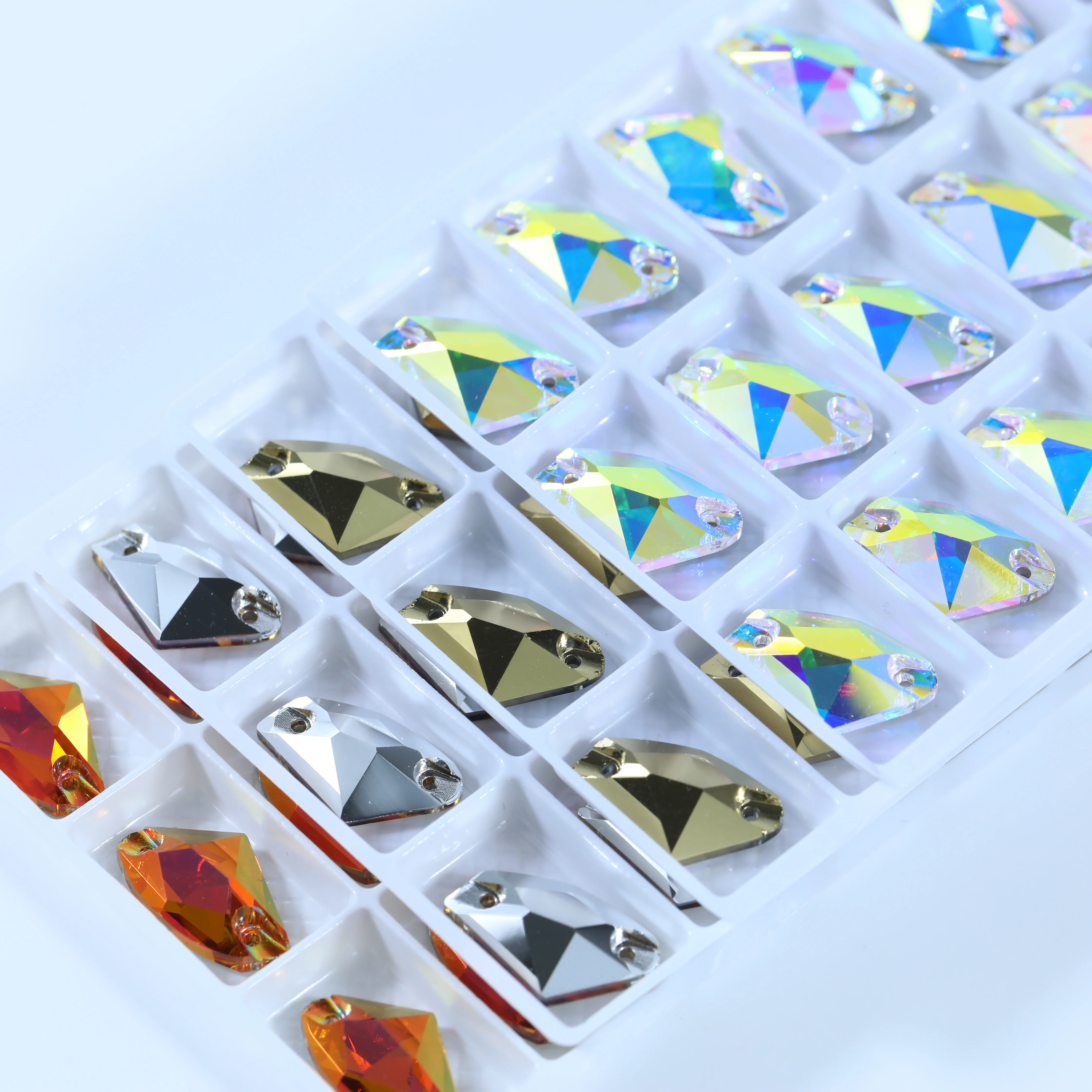 Premium Glaskristall Weiß Beschichtete Galaktische Aufnähsteine 3256 Funkelnde Strasssteine für Nagelkunst, Kleidung, DIY, Taschen, Schuhe, Handyhüllen – Detail 5