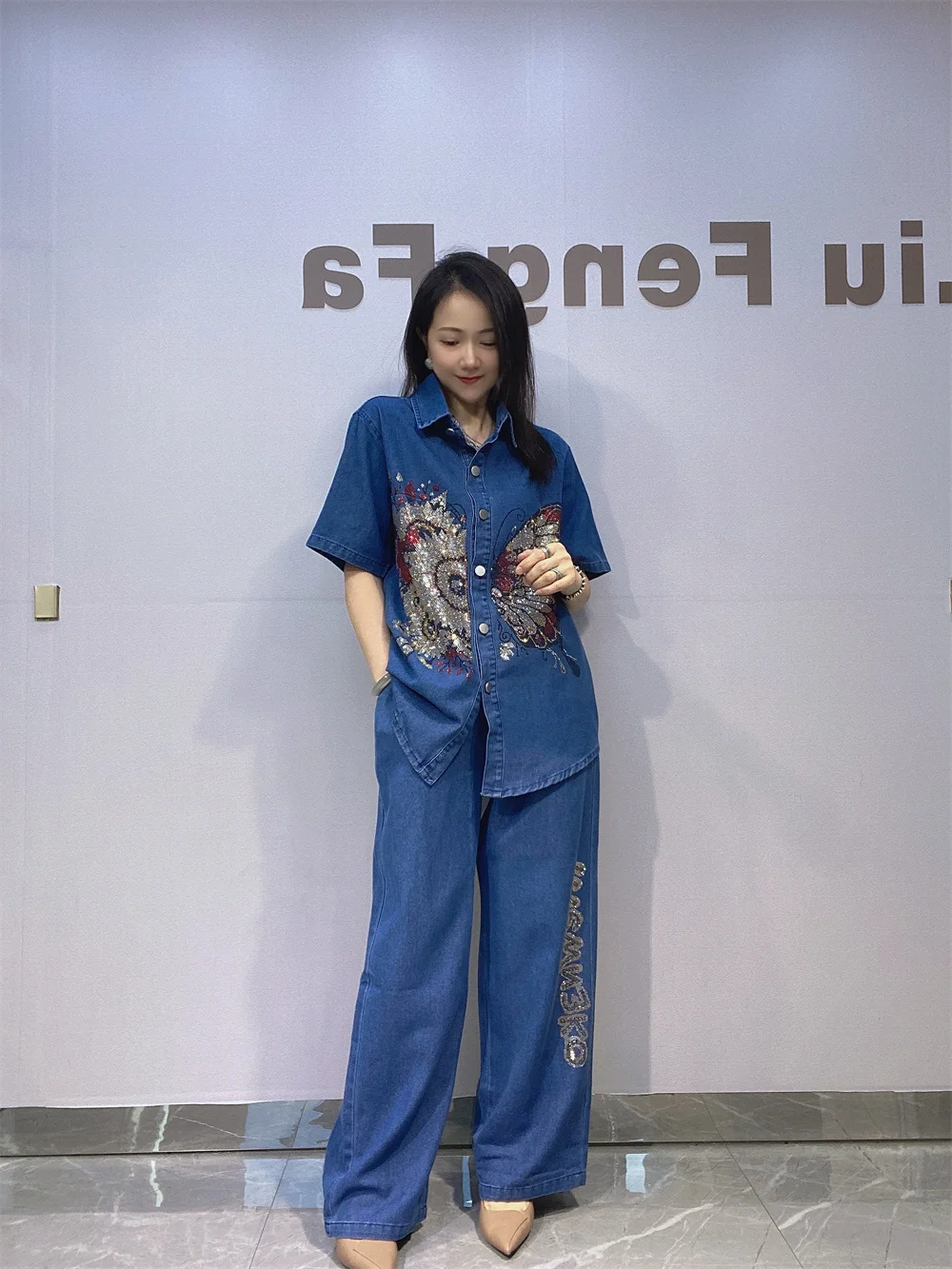 

Женский джинсовый комплект больших размеров с камнями: укороченная рубашка и брюки прямого кроя с эластичным поясом, модный комплект из двух предметов