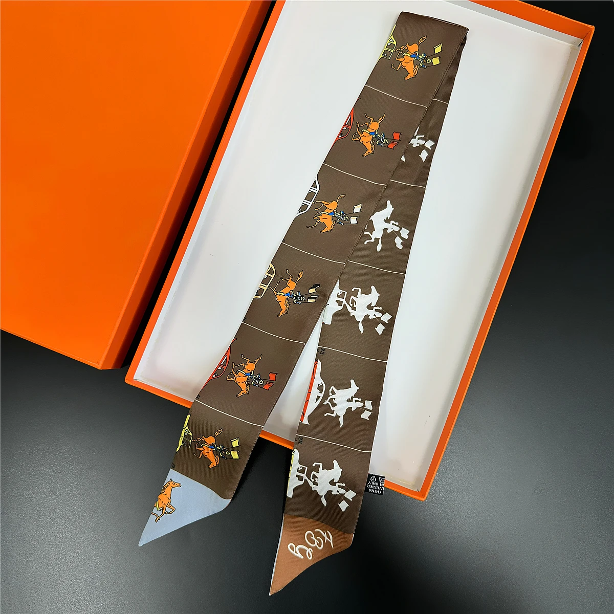 Wunderschöner Sattel-Twill-Seidenschal für Damen, modischer Schal, luxuriöser dünner Taschenschal, Markendesign, Foulard, Halstuch, Haar-Stirnband