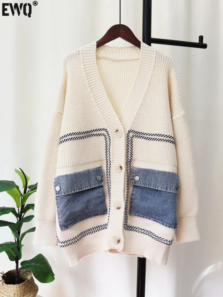 

[EWQ] V-neck Long Sleeve Loose Splice Denim Knitted Cardigan Women Autumn 2024 Design Contrast Color Sweater Coat Female 16Y3783