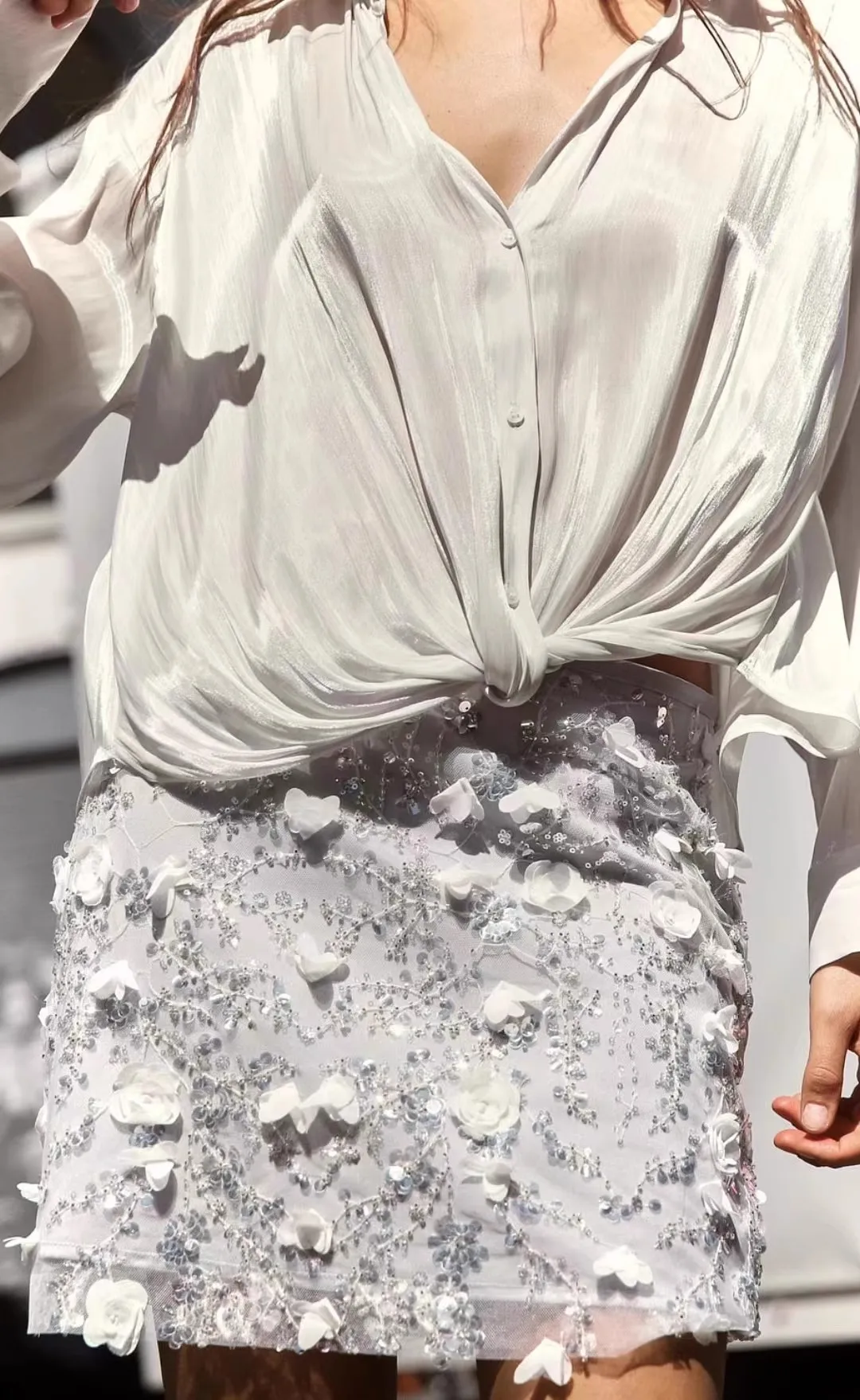 

Лето 2024, женский свободный крой из шелкового атласа, длинный свеч V-Ne, повседневный универсальный утягивающий топ с деталями