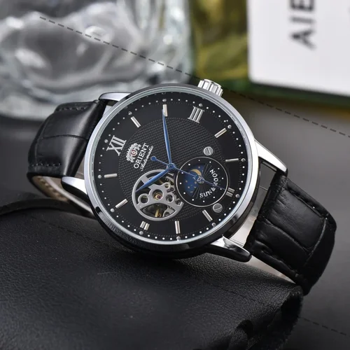 Imagen 2 del producto Reloj deportivo mecánico para hombre de la serie Orient Sports con diseño de sol, luna y estrellas, con función completa de hora mundial.