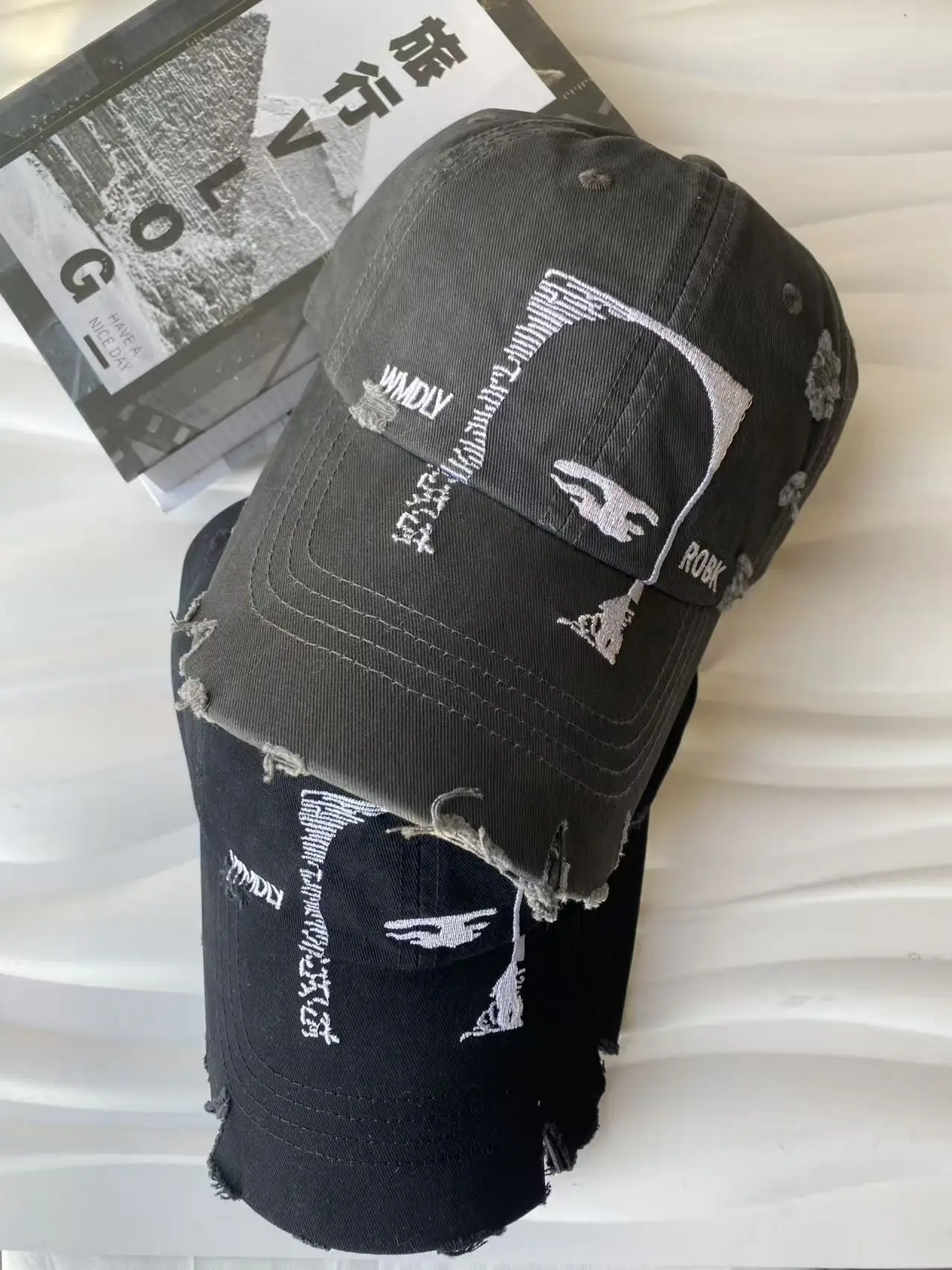 Amerikanische personalisierte Baseballkappe mit Stickerei, zerrissenem Design, weich, lässig, vielseitig, für Herren und Damen, großer Kopfumfang, Outdoor-Sport – Detail 13