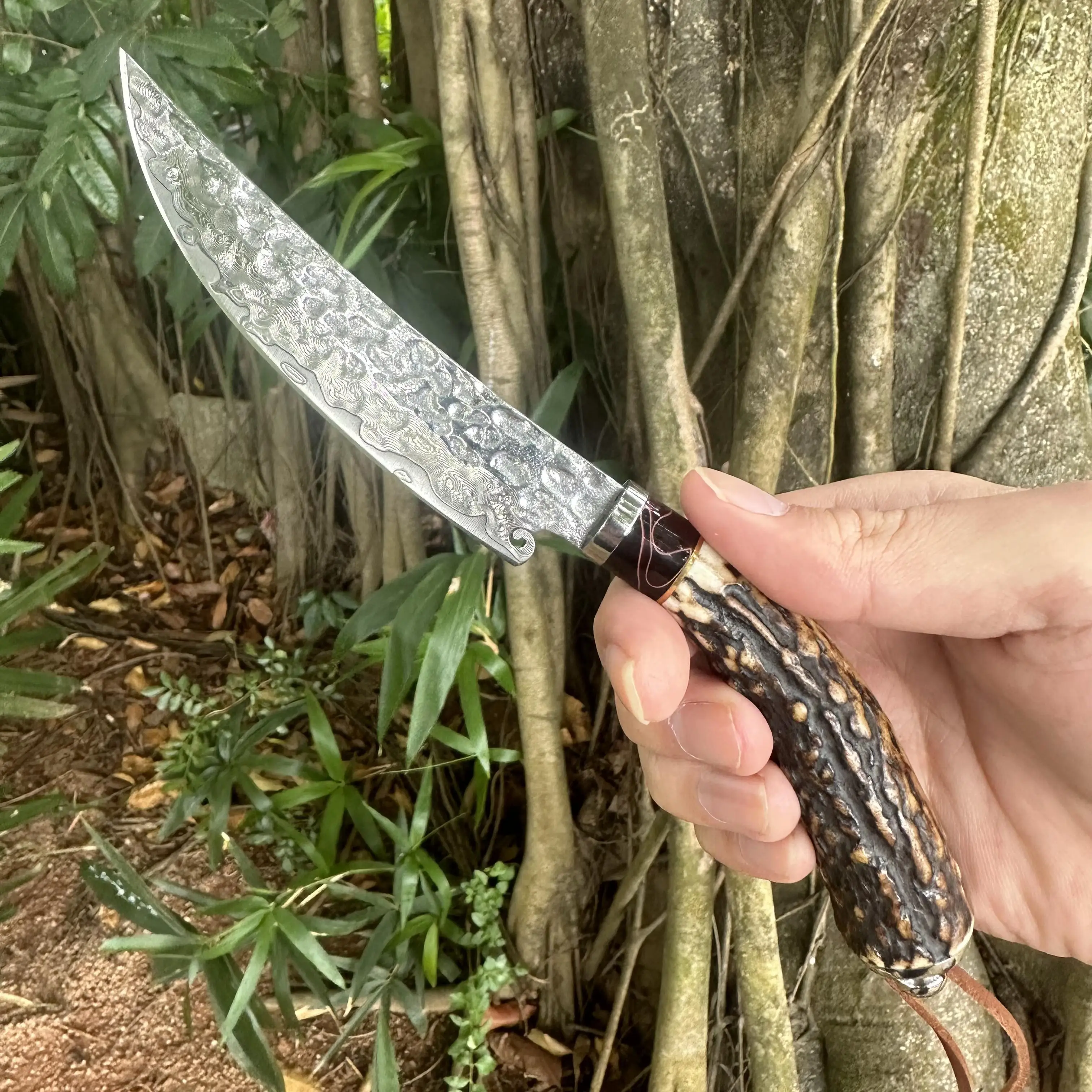 Topwell Handmade Knife Premiun VG10 Damascus Blade  Antlers Handle Super Sharp With Real Leather Sheath Hunting Camp Collection view 3
