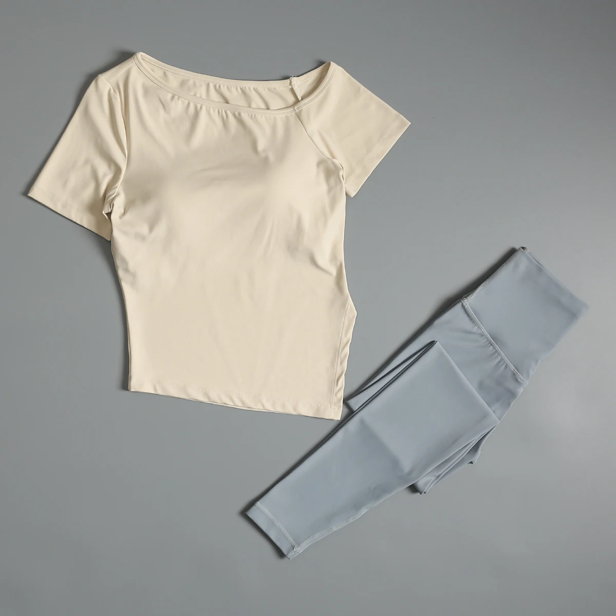 Terno de fitness para mulheres na primavera e verão novo treinamento esportivo de pilates com almofada no peito mangas curtas correndo yoga de secagem rápida