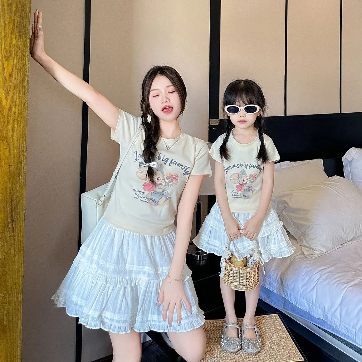 

Лето 2024, новая одежда для мамы и дочки, одинаковые хлопковые футболки с короткими рукавами для мамы и дочки + белые юбки, комплект одежды из двух предметов