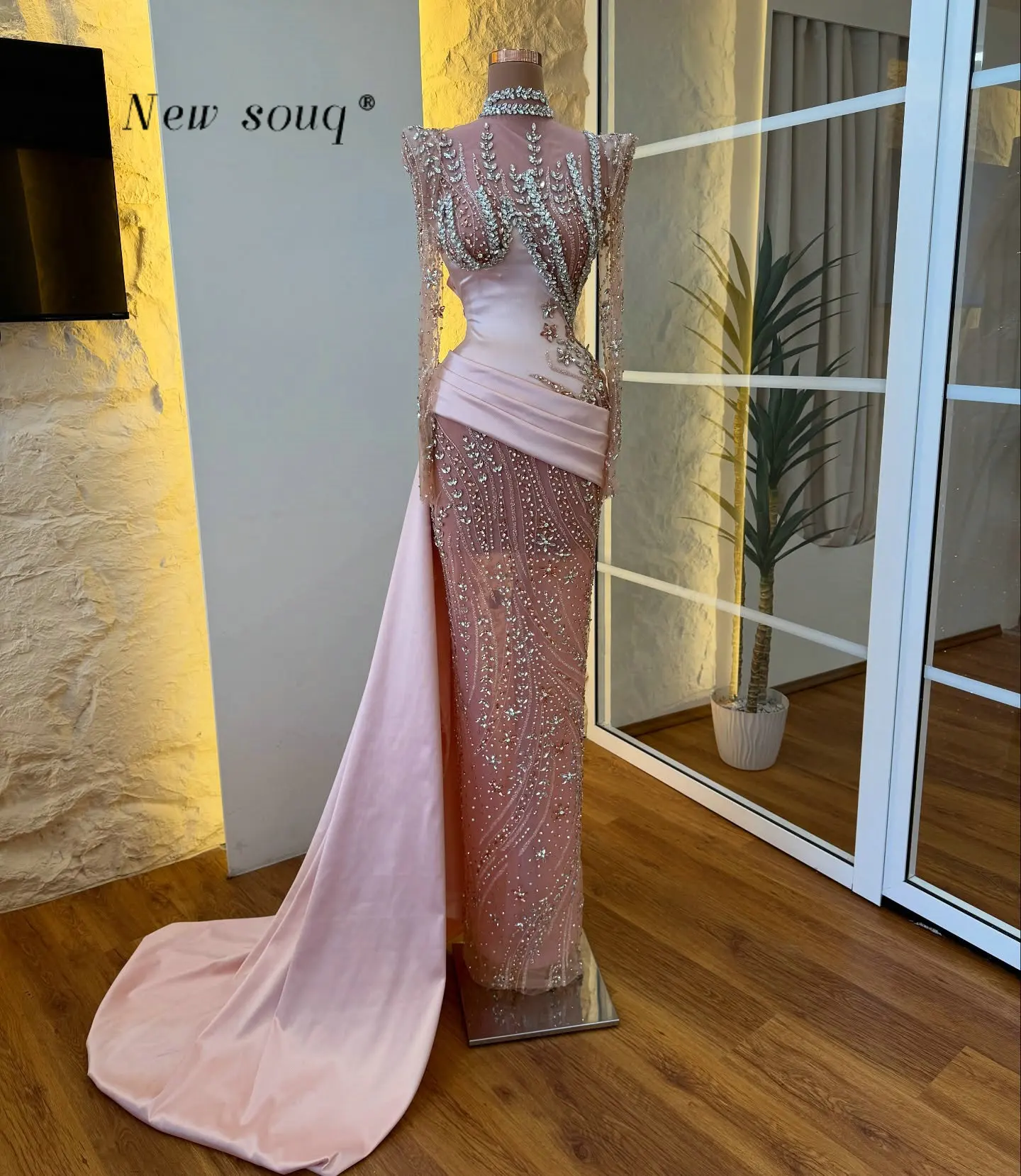 فساتين سهرة وردية برقبة عالية وأكمام طويلة مع كريستالات فضية مخصصة للمناسبات الرسمية العربية لحفلات الزفاف