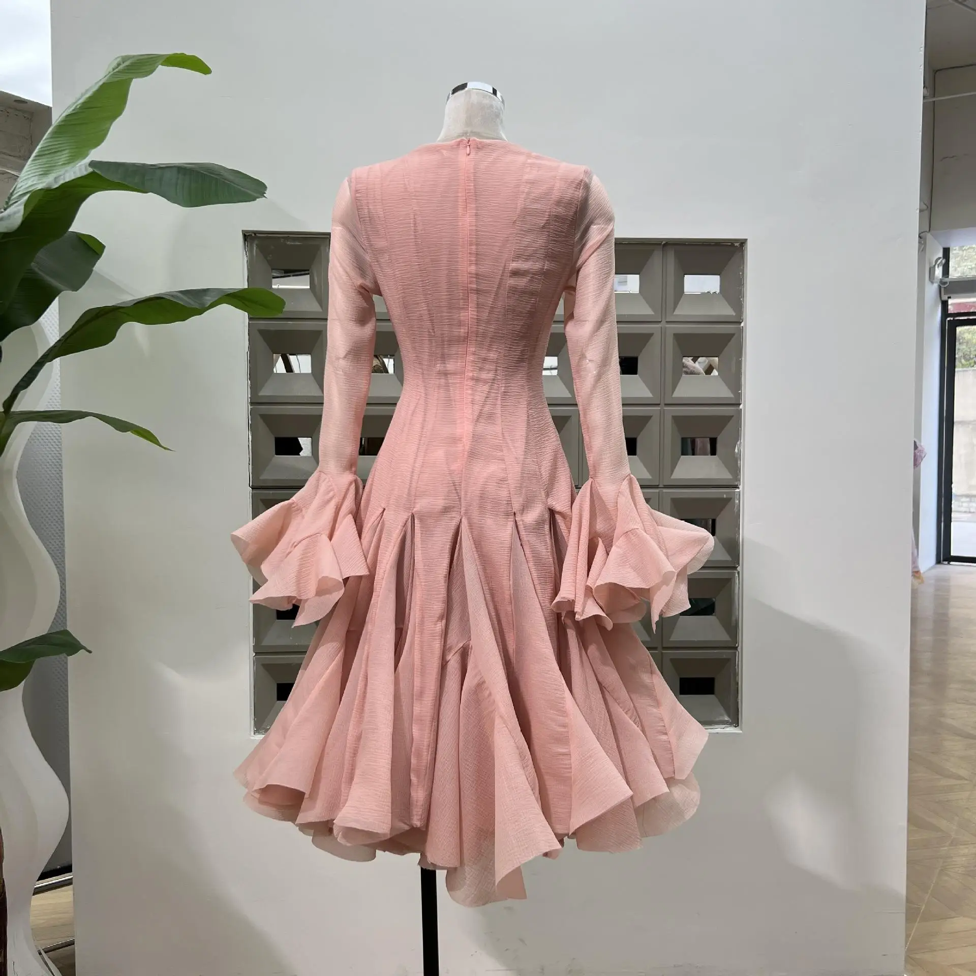   Long Sve Dr avec plaine de boutons étendues, garniture de pétales géométriques, ajustement et évasé, fibre d'acétate en t-shirt douce