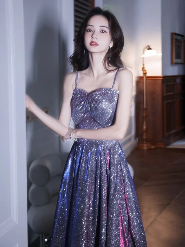 

The host of light luxury and niche style wore a purple halter dress that shone brightly